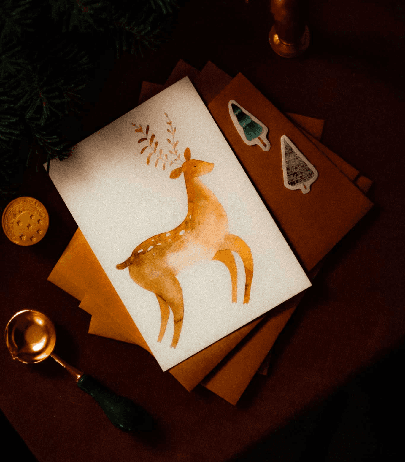 Листівка з оленем на білому фоні
